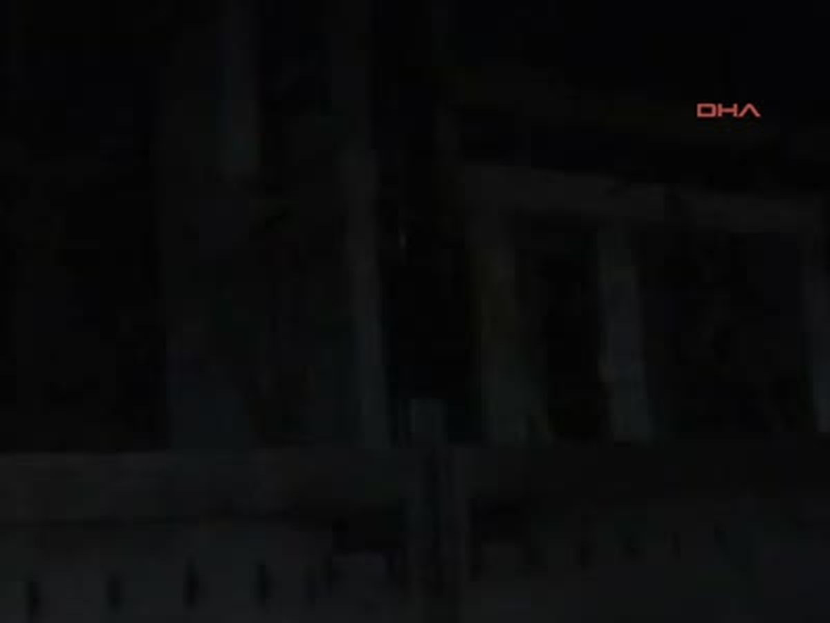 Oda Kapısında \'Esrar\' Kaçırırken Yakalandı