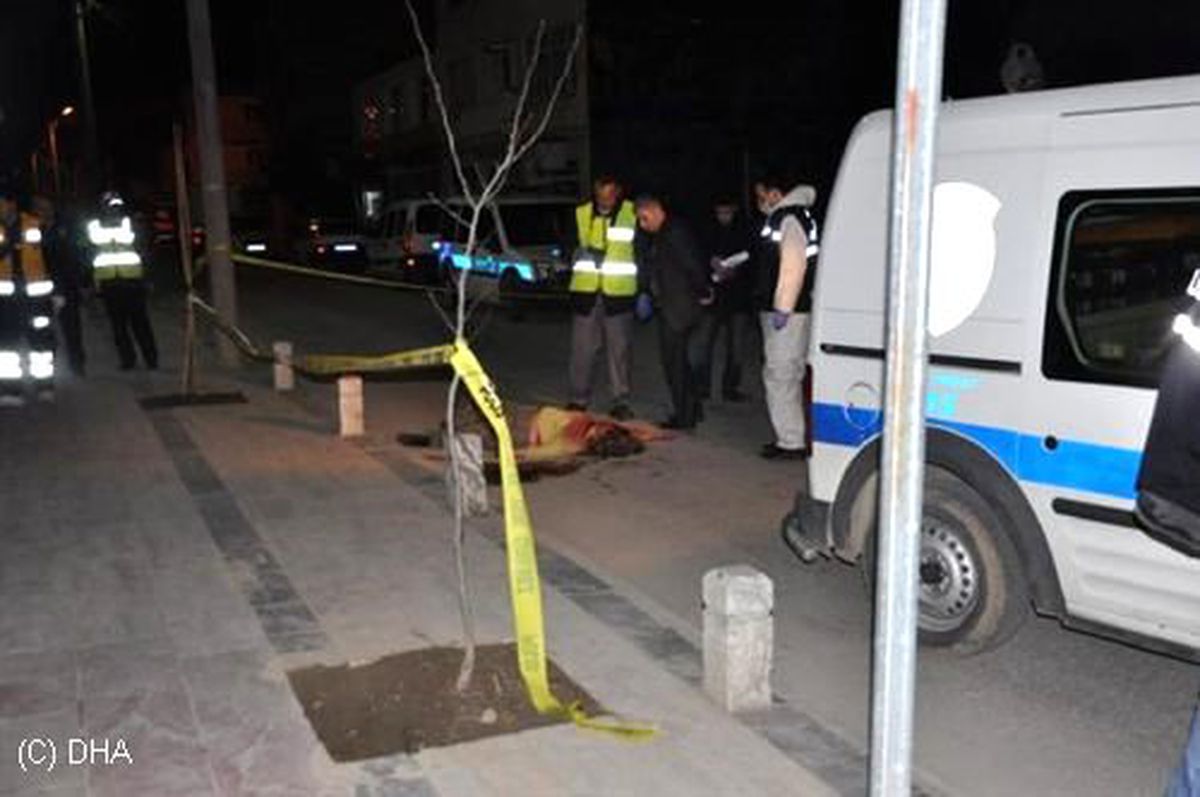 Ölen Kadına Uzaktan Bakıp Gitti