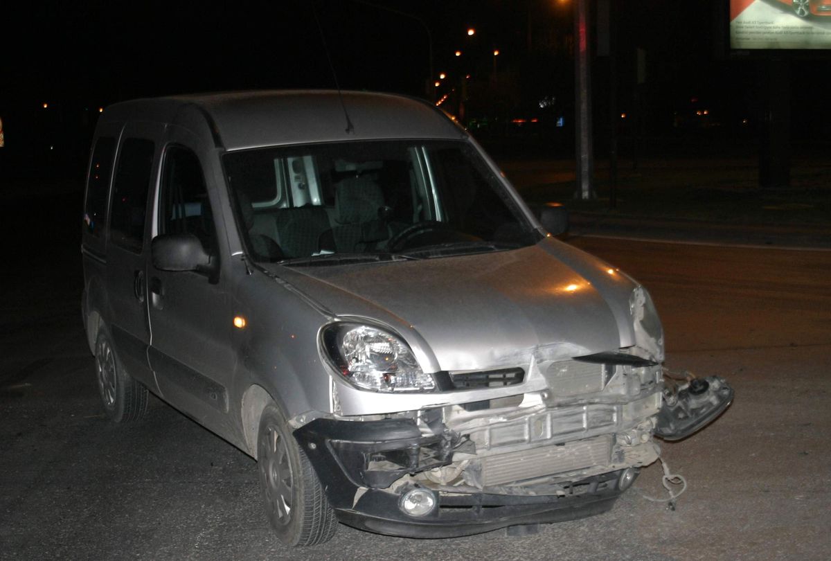 Otomobil Polis Aracı ile Çarpıştı