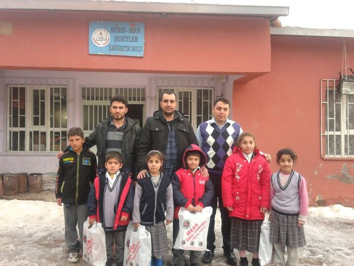 Polisten Sasonlu Öğrencilere Jest