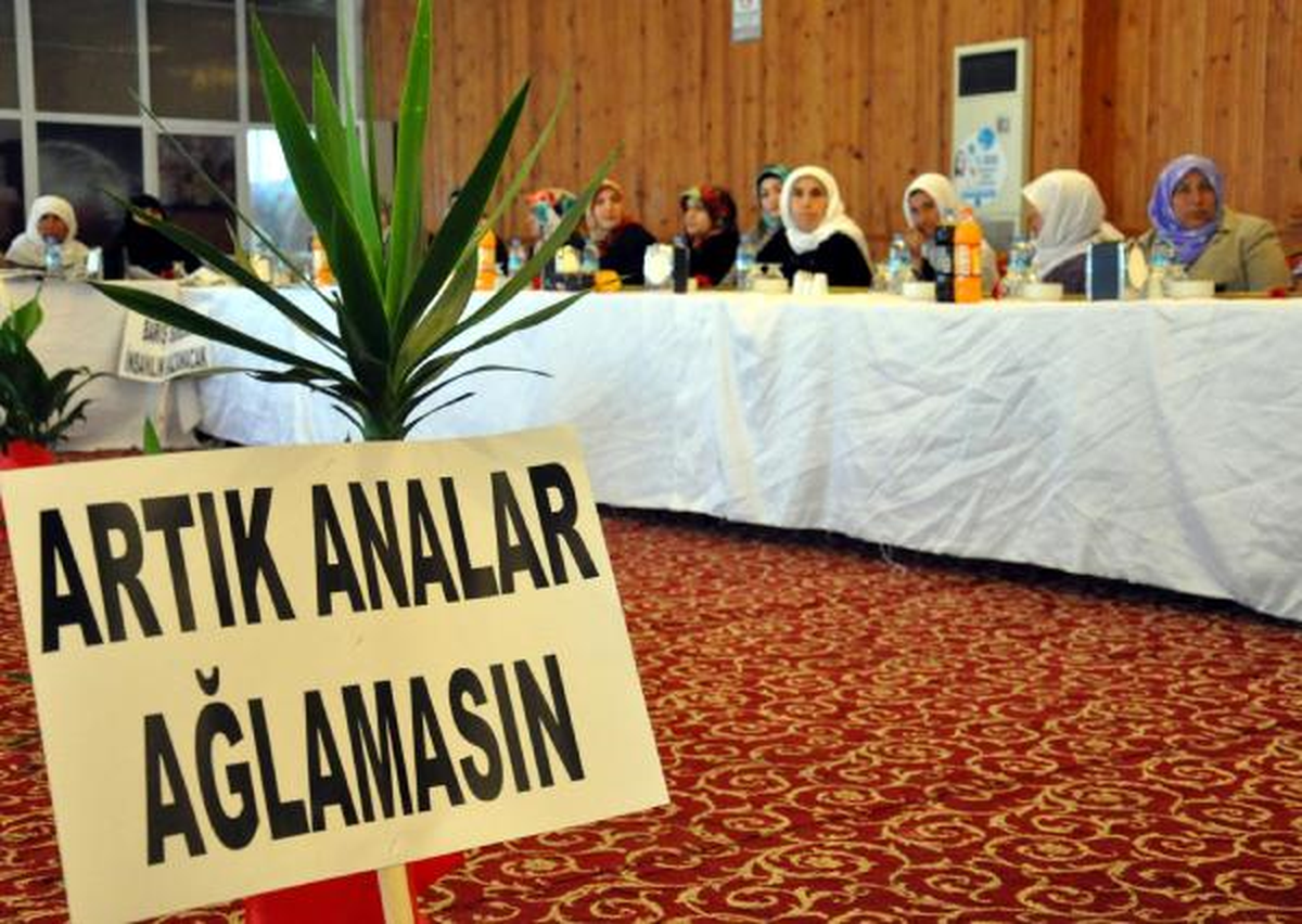 Şanlıurfa\'da Şehit Aileleri ile PKK\'lı Ailelerinden Barış Çağrısı