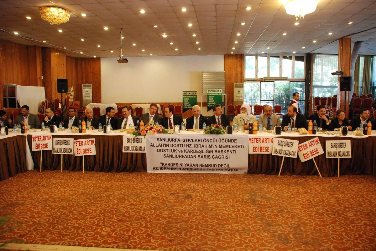Şehit Aileleri ve PKK\'lıların Aileleri Bir Araya Geldi