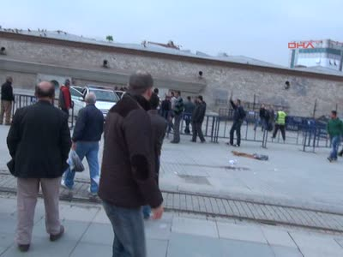 Taksim'de İşportacı Zabıta Kavgası