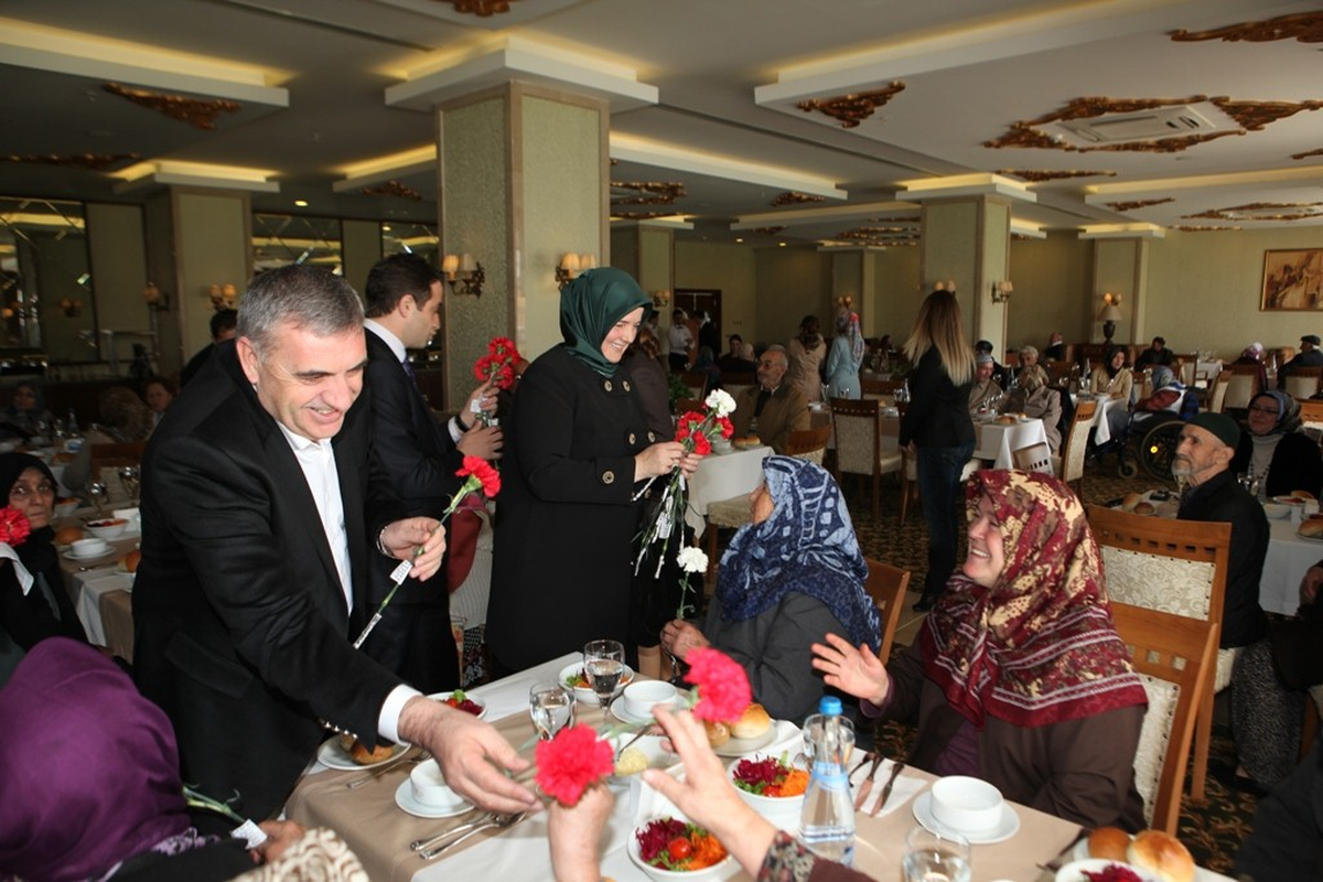 Toçoğlu 107 Yaşındaki Işık ile Birlikte Pasta Kesti