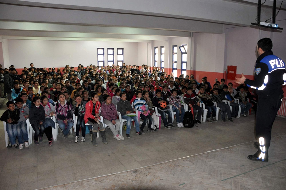 Toplum Destekli Polisler Öğrenciler Bilgilendirdi