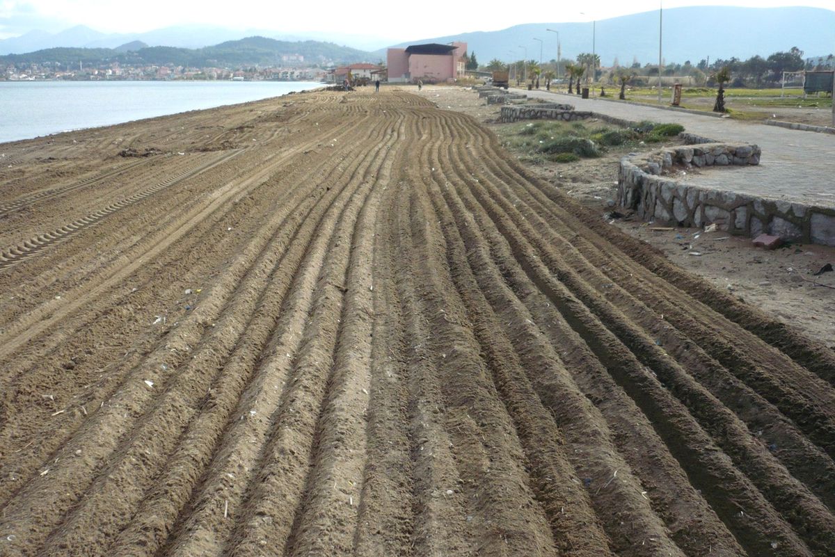 Urla Sahilleri Makinalarla Temizleniyor
