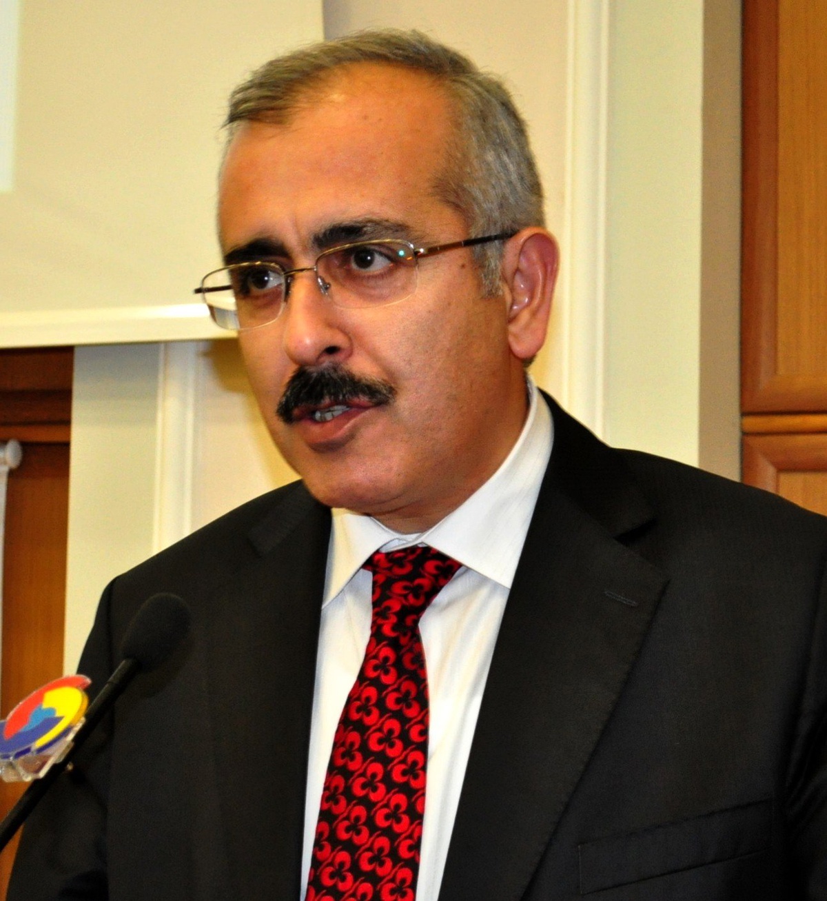 Vali Duruer: Yaşlılara Önem Vermeyen Toplumun Huzurlu Olması Mümkün Değildir