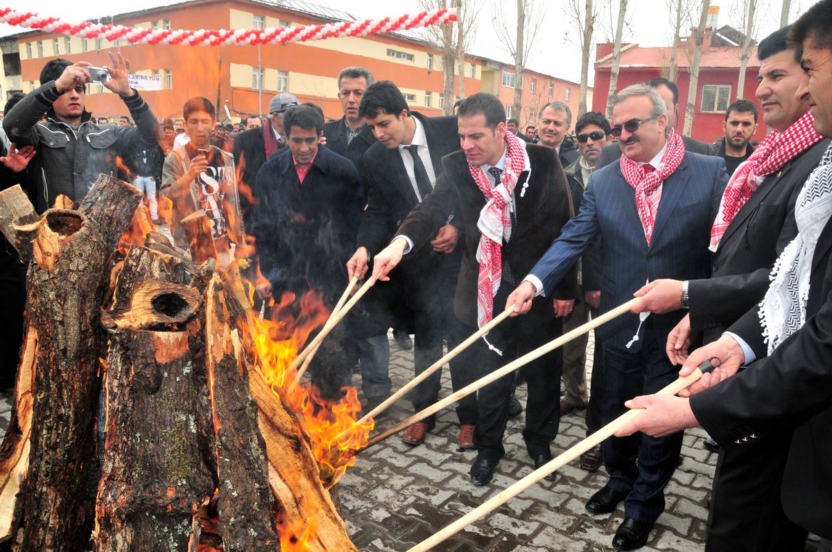 Vali Karaloğlu Nevruz\'u Kürtçe Kutladı