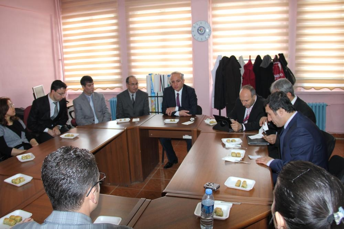 Vali Yurdakul Öğrencilerle Bir Araya Geldi