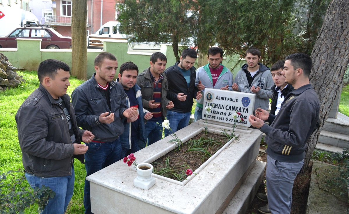 Öğrenciler, Kula\'da Şehitliği Ziyaret Etti
