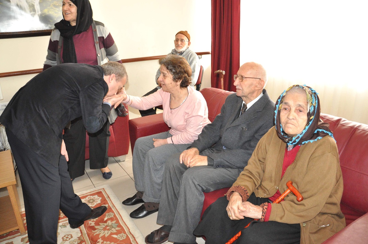 AK Parti\'den, Huzurevi Sakinlerine Ziyaret
