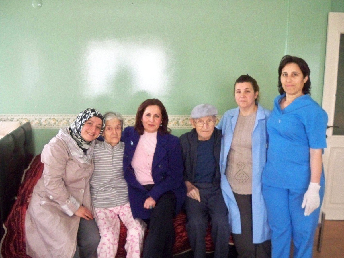 AK Parti\'li Kadınlar Yaşlıları Ziyaret Etti