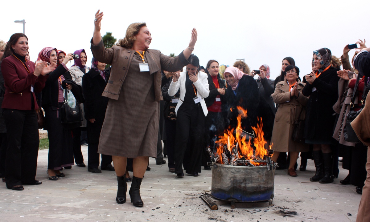 AK Parti\'li Kadınların Nevruz Bayramı Coşkusu