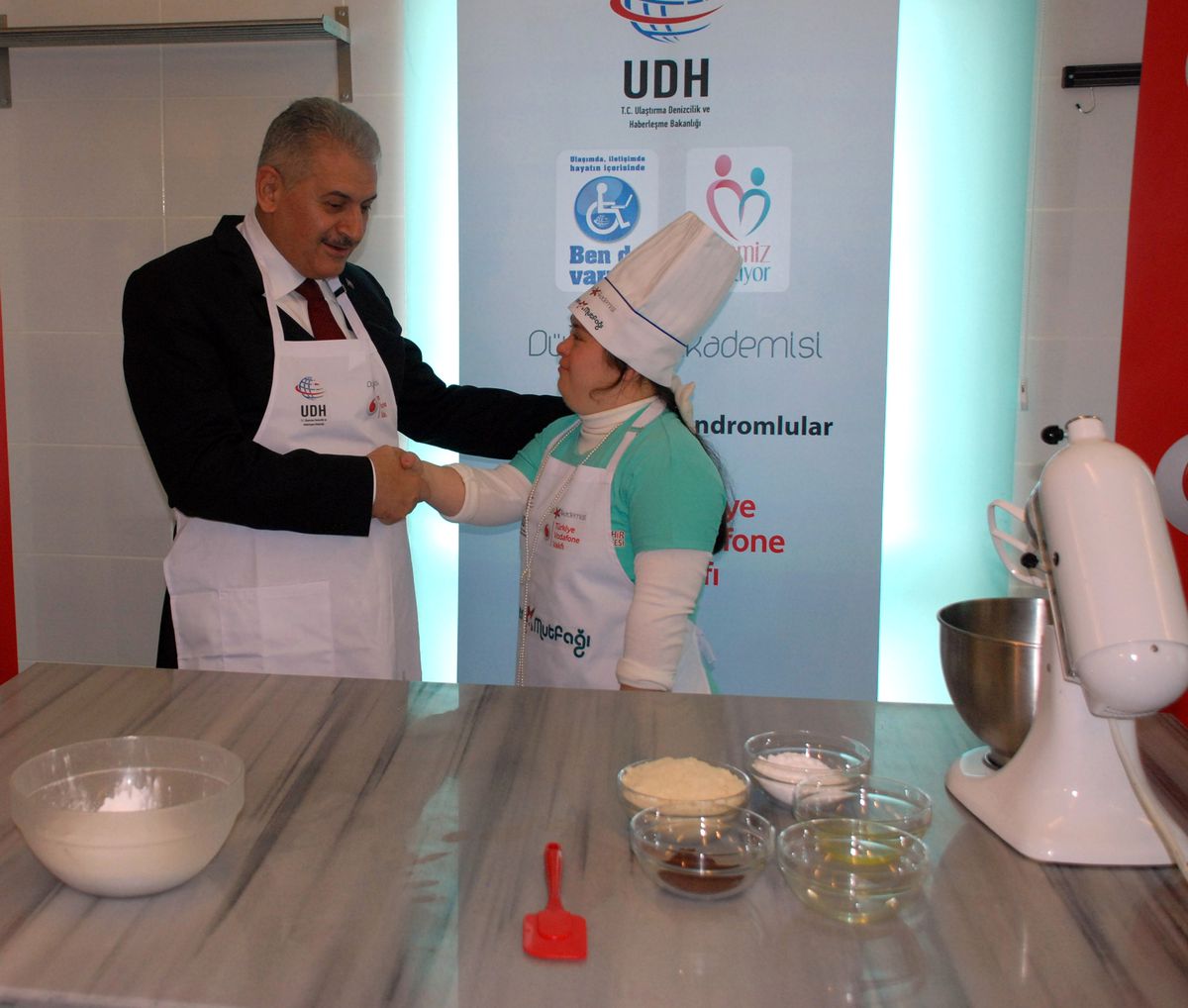 Bakan Yıldırım, Down Sendromlu Gençlerle Kurabiye Yaptı