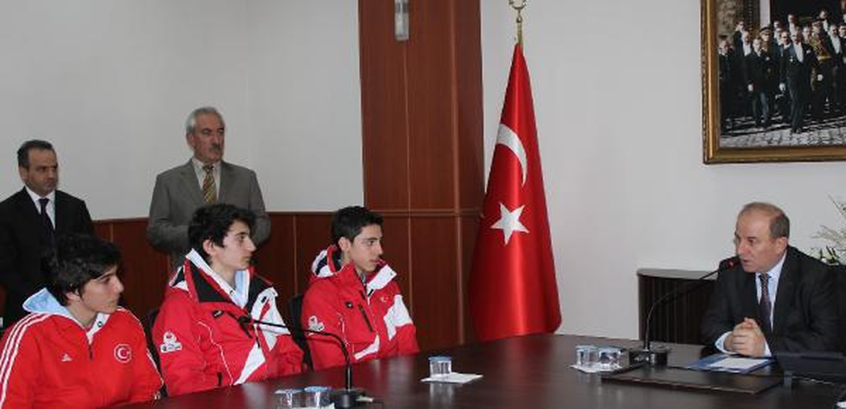 Başarılı Kayakçılara Vali\'den Çeyrek Altın