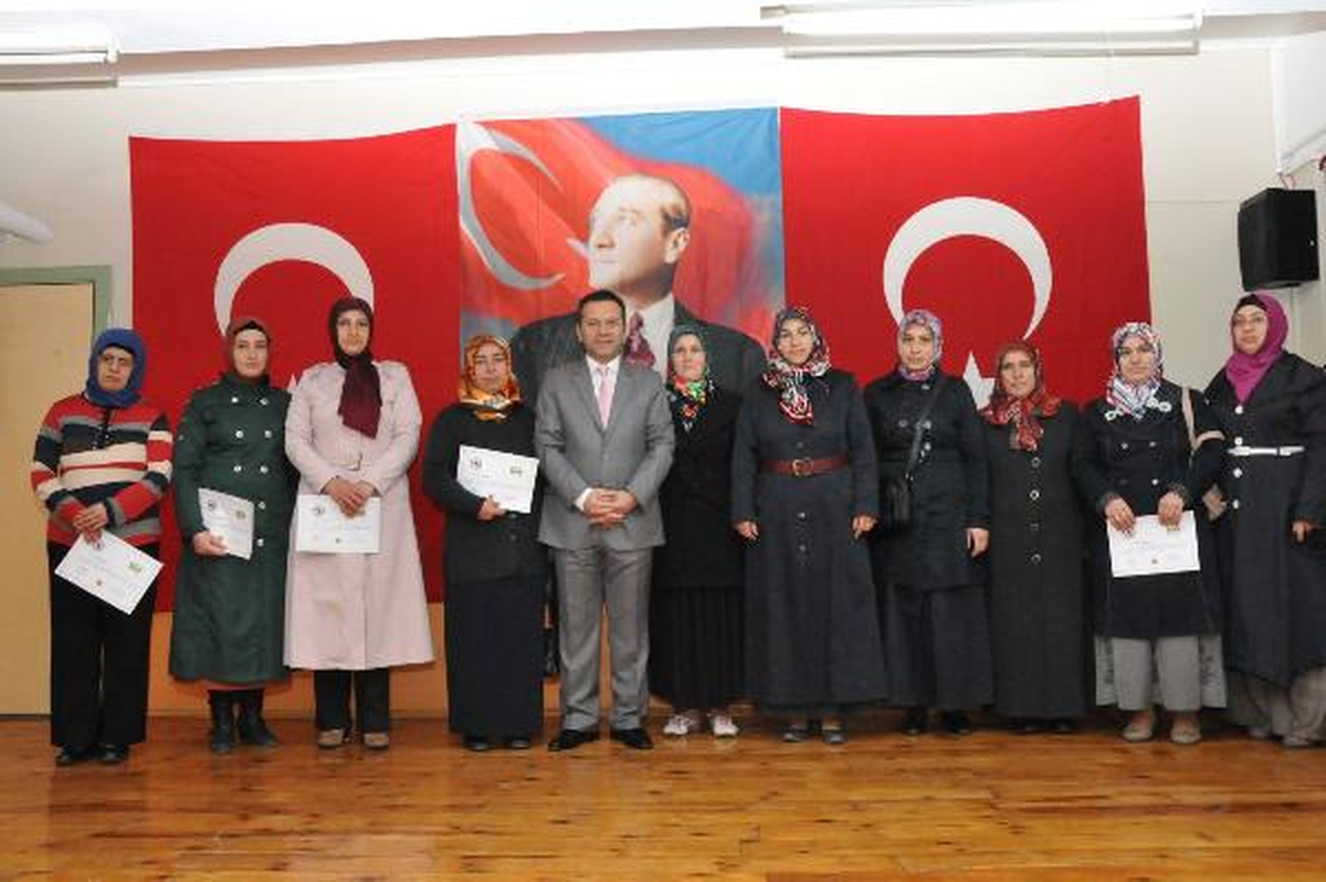 Bilgisayar Okur-Yazarlığı Kursiyerlerine Sertifika