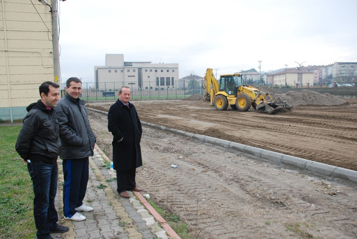 Çaycuma\'ya Yeni Çim Saha Yapılacak
