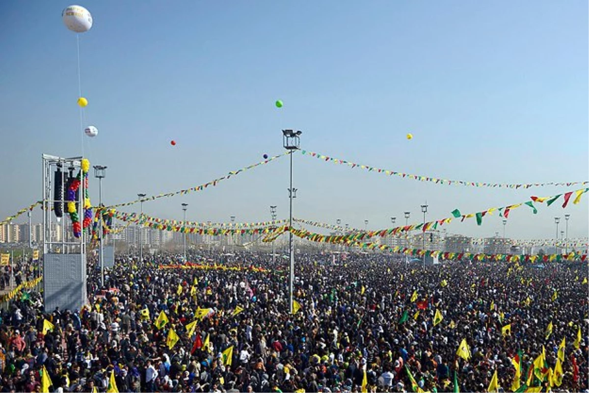 Diyarbakır\'da Yüzbinler Toplandı