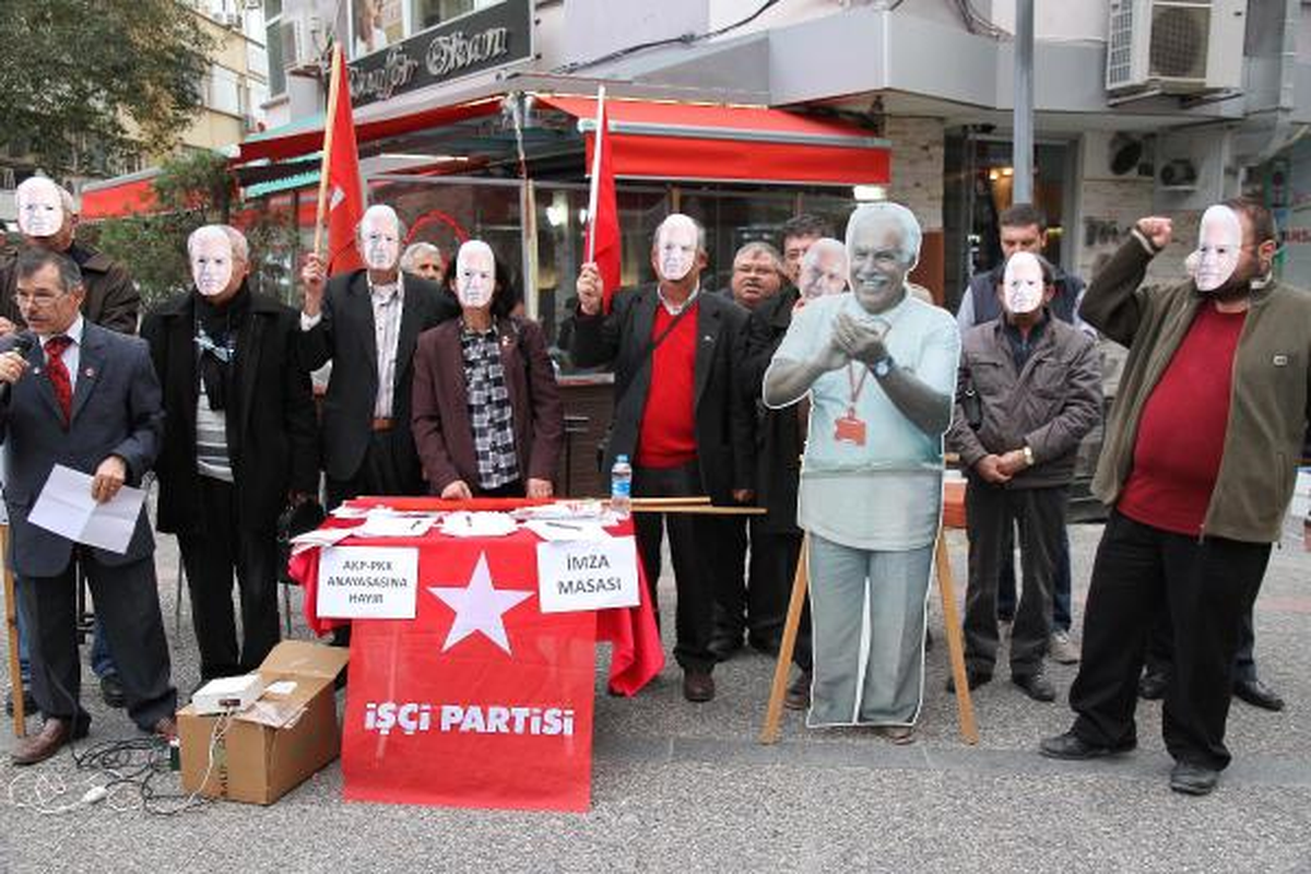 Doğu Perinçek\'in Maketiyle İmza Kampanyası