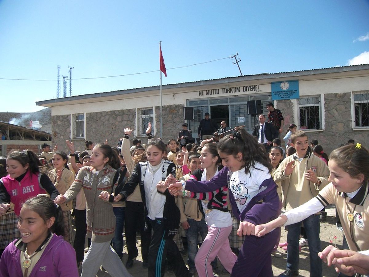 Erzurumlu Aşık Ahyan Yanıkses ve Ekibi Öğrencileri Eğlendirdi