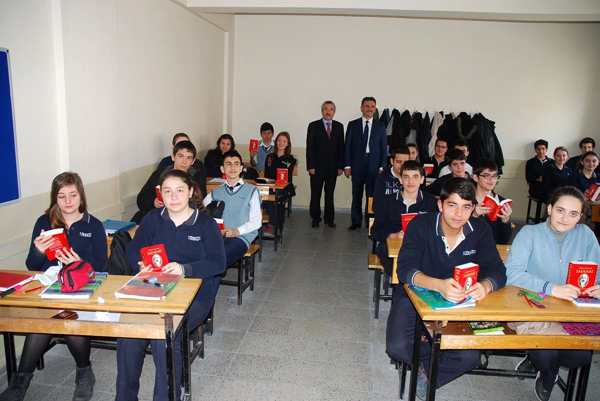 Gemlik\'te Okullarda "Safahat" Dağıtılıyor