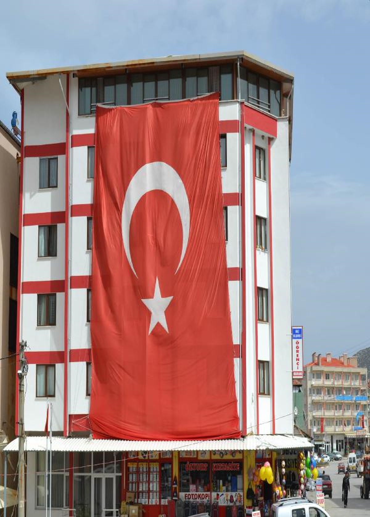 Kale\'de Nevruz Türk Bayraklarıyla Kutlandı
