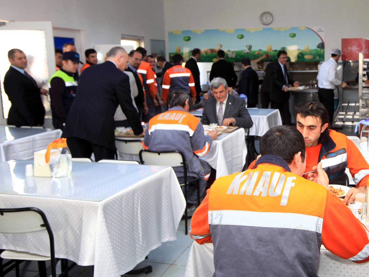 Karaosmanoğlu İşçilerle Aynı Sofrayı Paylaştı