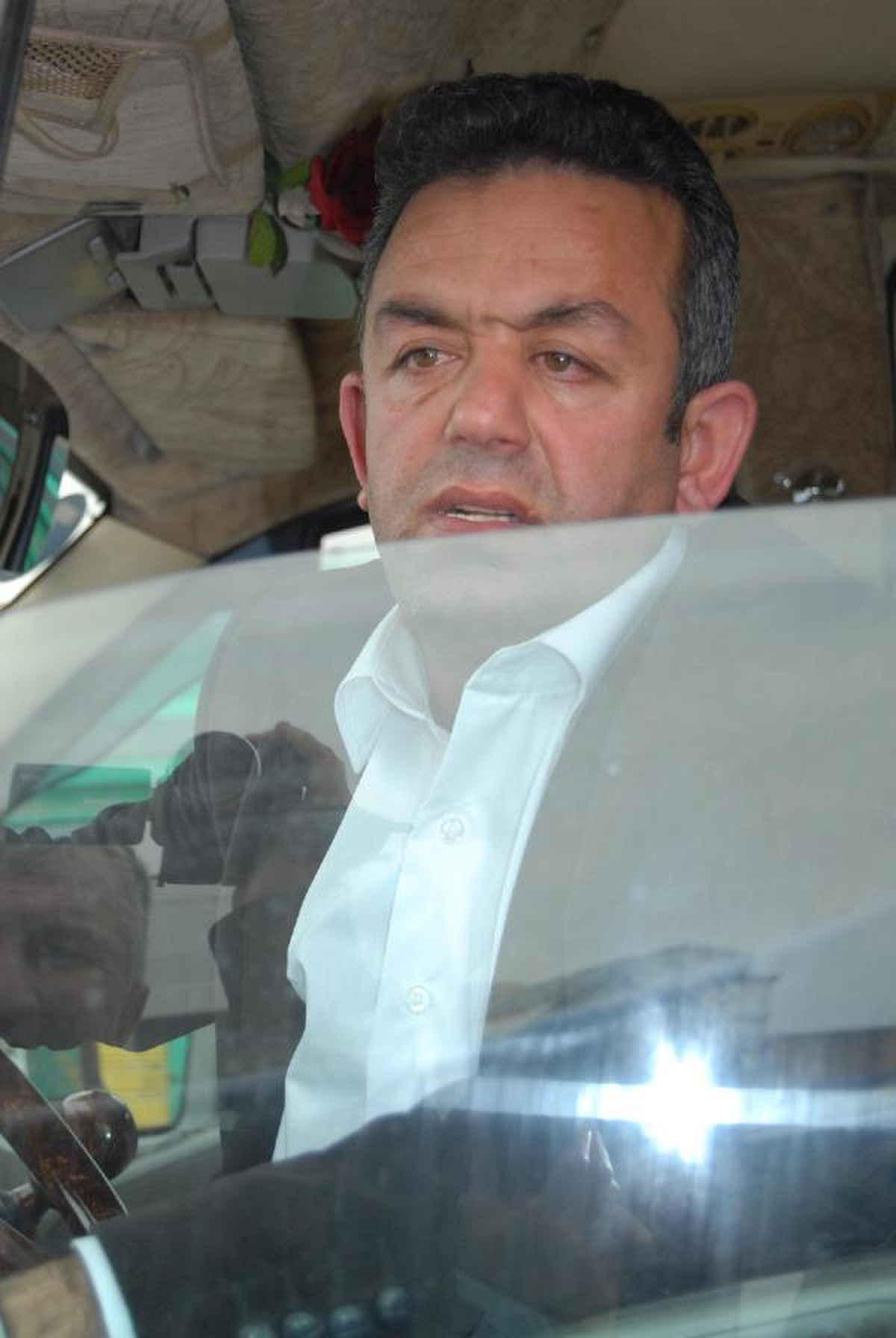 Kendini, Polisin 60 Gün Trafikten Men Ettiği Minibüsüne Kilitledi