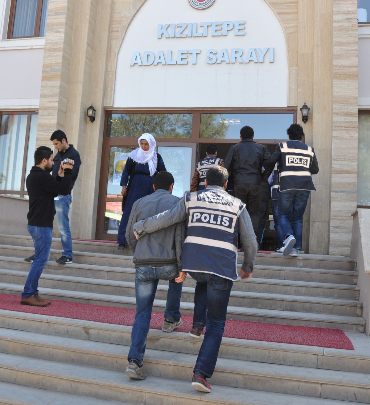 Kızıltepe\'de Zehir Tacirlerine Darbe: 5 Gözaltı