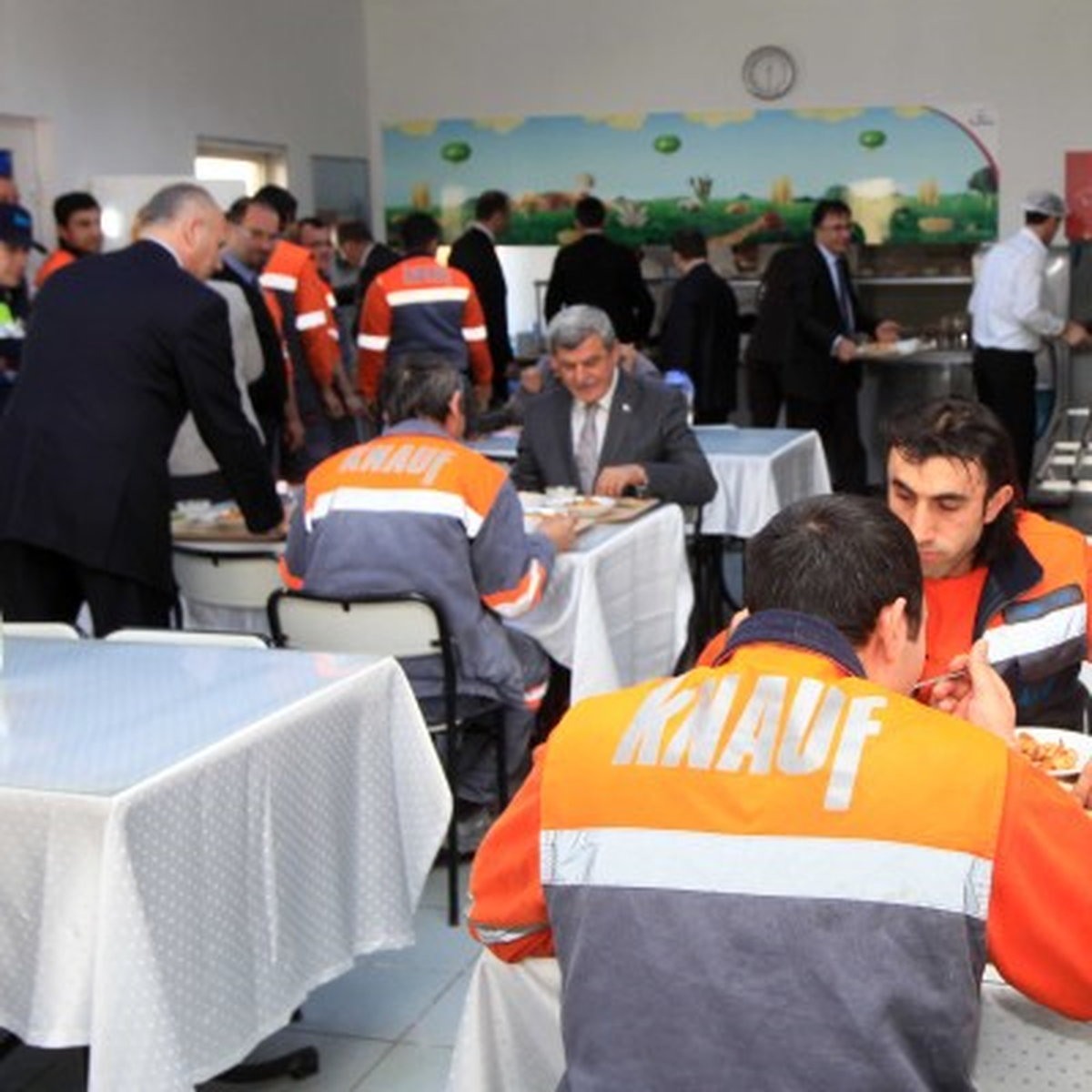 Knauf\'ta İşçilerle Aynı Sofrayı Paylaştı