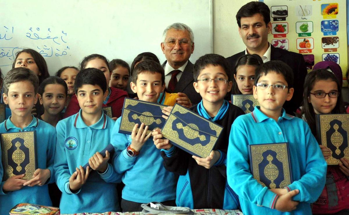 Kur\'an Dersini Seçen Öğrencilere Anlamlı Armağan