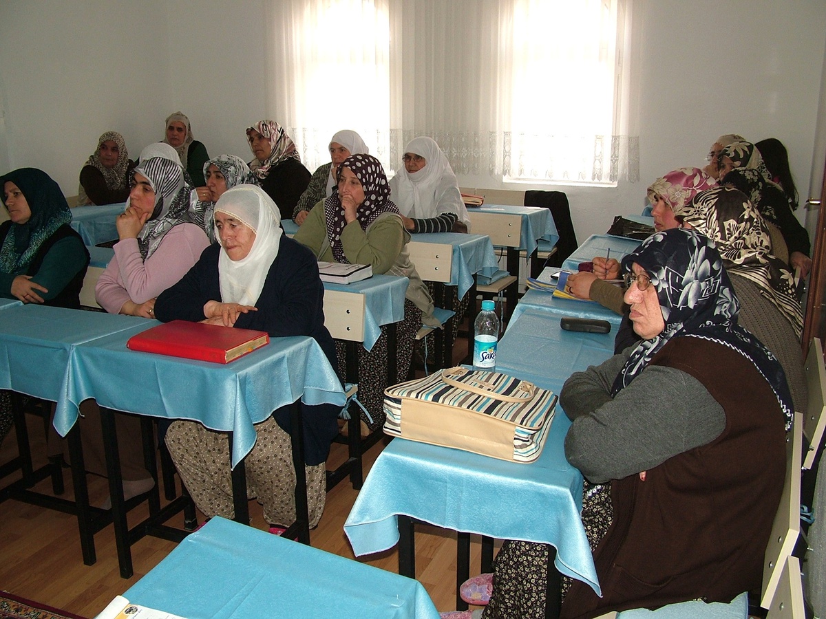 Kur\'an Kursu Öğrencilerine Hac ve Umre Semineri