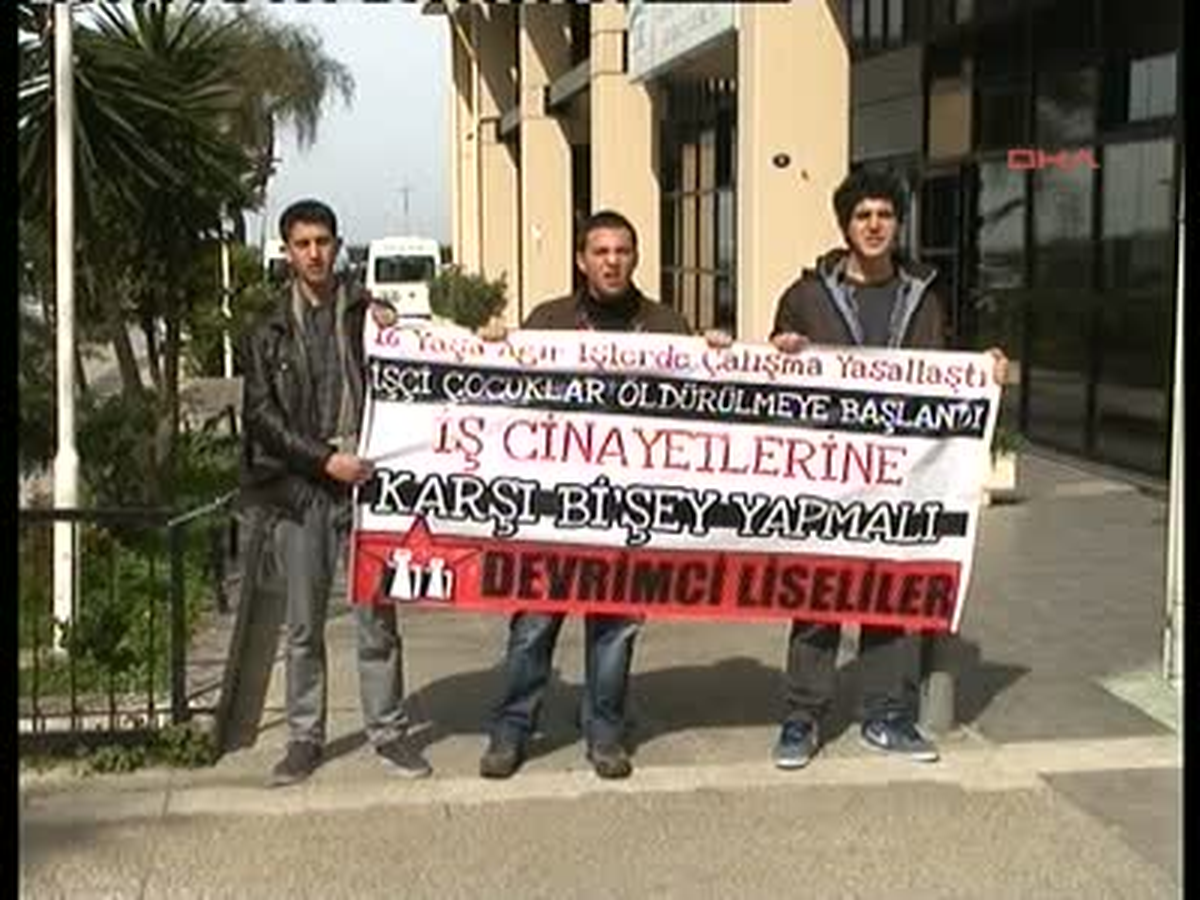 Liselilerin Zincirli Eyleminde Yaka Paça Gözaltı İzmir\'de Çocukların Erken Yaşlarda İşçi Olarak...