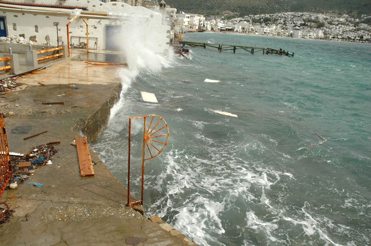 Lodos Bodrum\'u Vurmaya Başladı