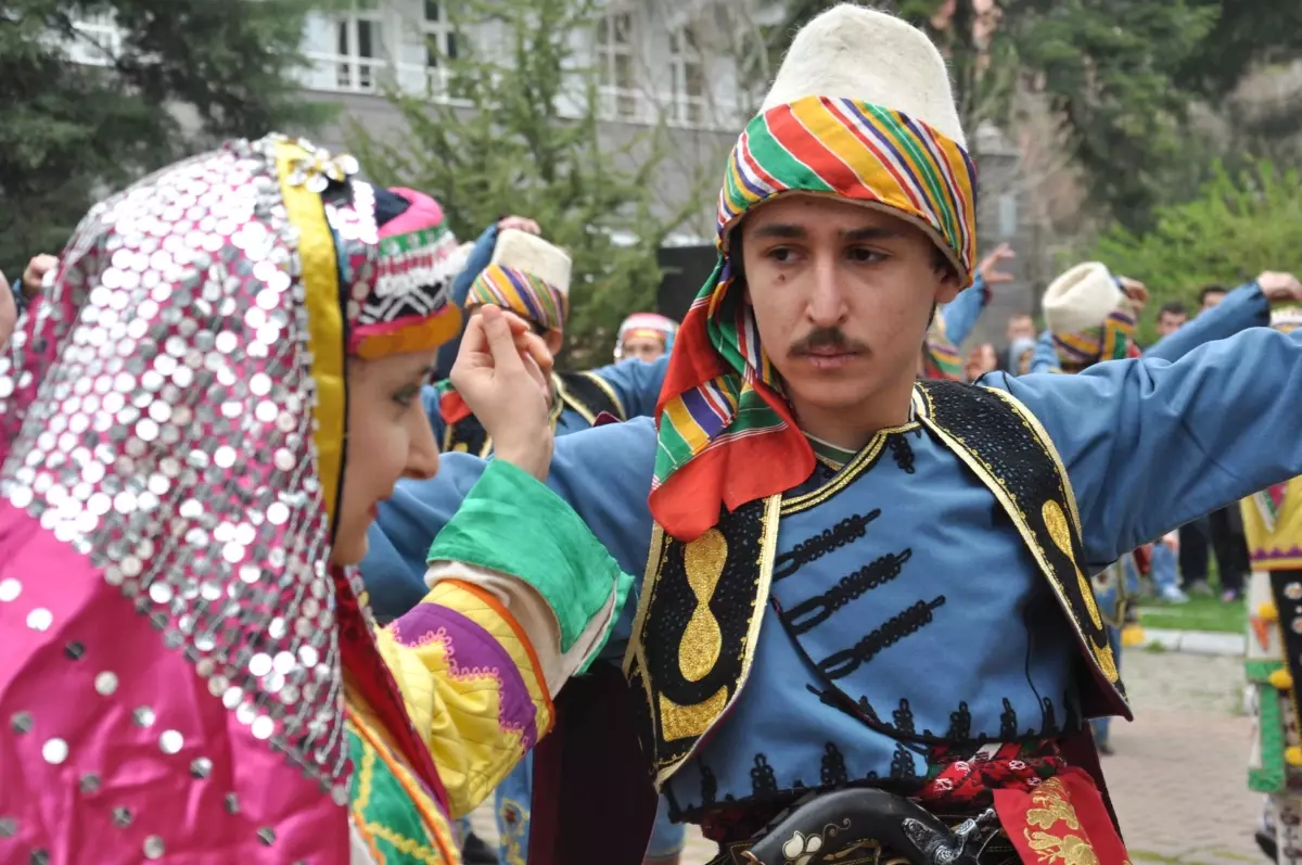 Macar ve Türk Öğrenciler Nevruz Ateşinden Atladı