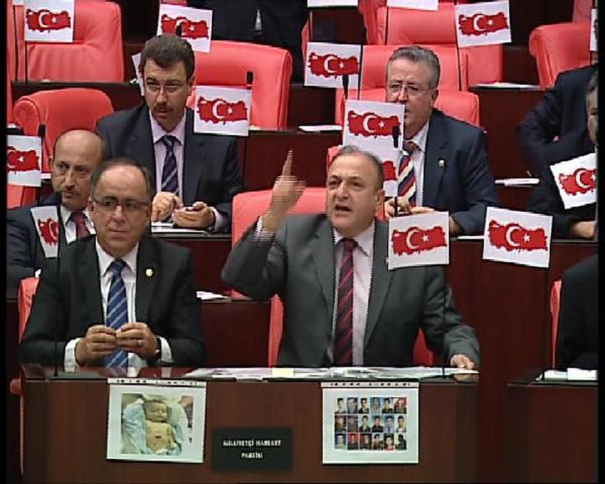 MHP\'den \'Türk Bayraklı\' Protesto