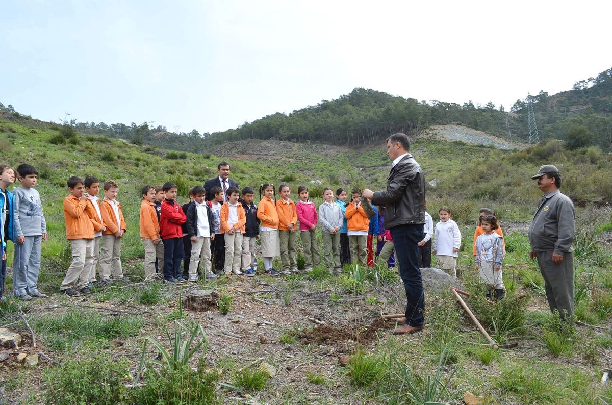 Minik Eller Fidanları Toprakla Buluşturdu