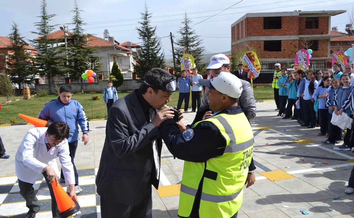 Nevruz Kutlamalarında Trafik Konulu Skeç Sunuldu