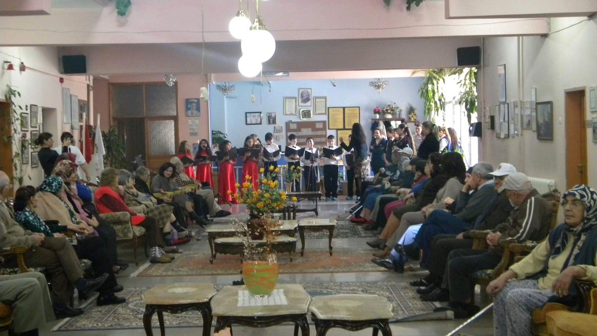 ODTÜ Ülkem Koleji\'nden Huzurevine Ziyaret