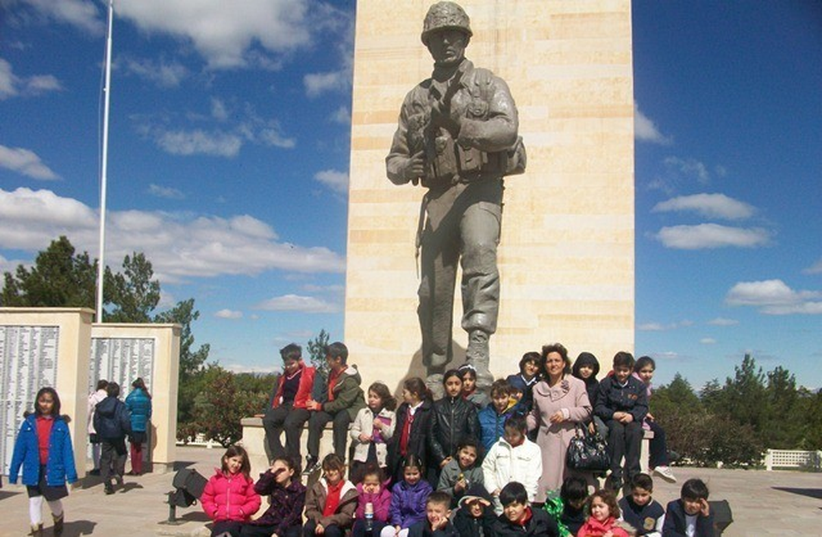 Öğrenciler Şehitleri Unutmadı