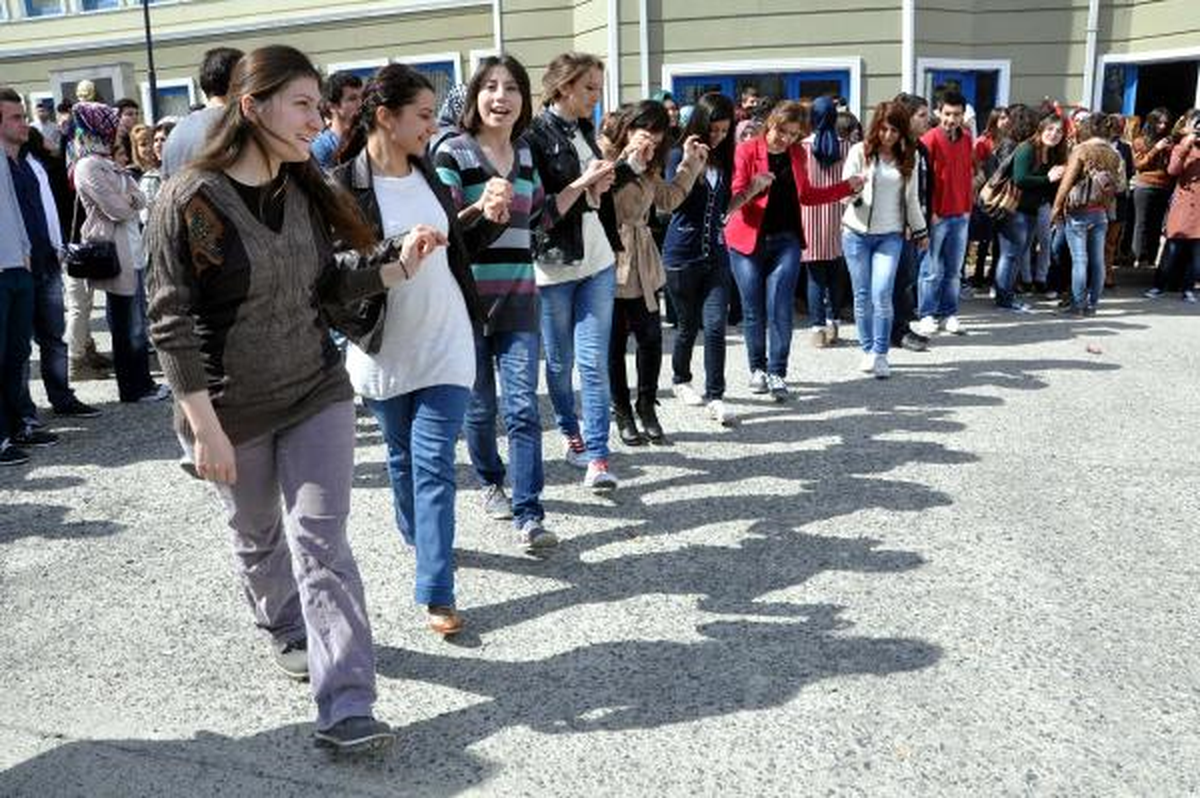Öğrencilerden Halaylı Türkülü Nevruz Kutlaması