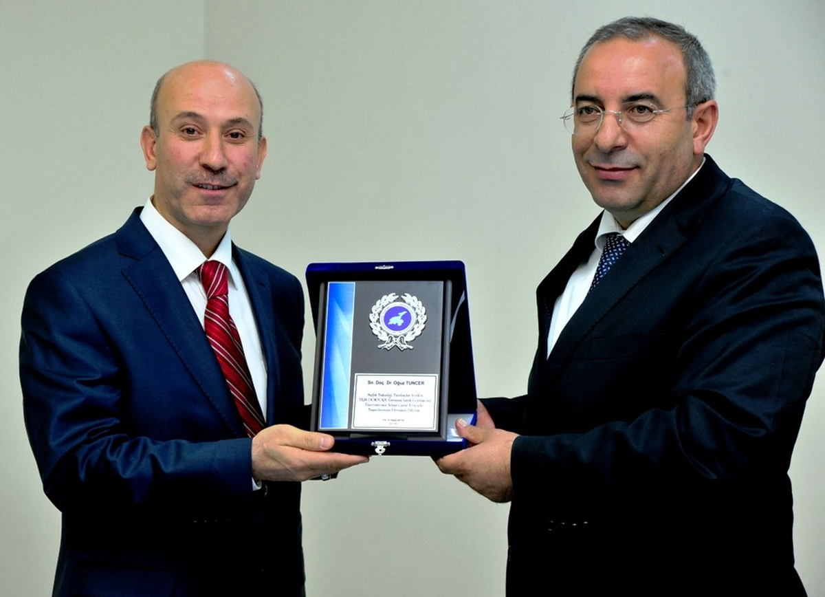 Rektör Battal\'dan Yılın Doktoruna Plaket