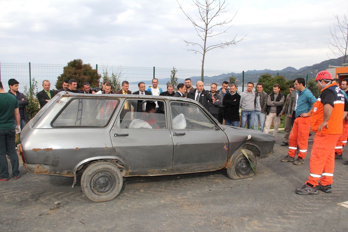 Rize Arama Kurtarma Ekibi Personeline Araçtan Yaralı Kurtarma Eğitimi Verildi