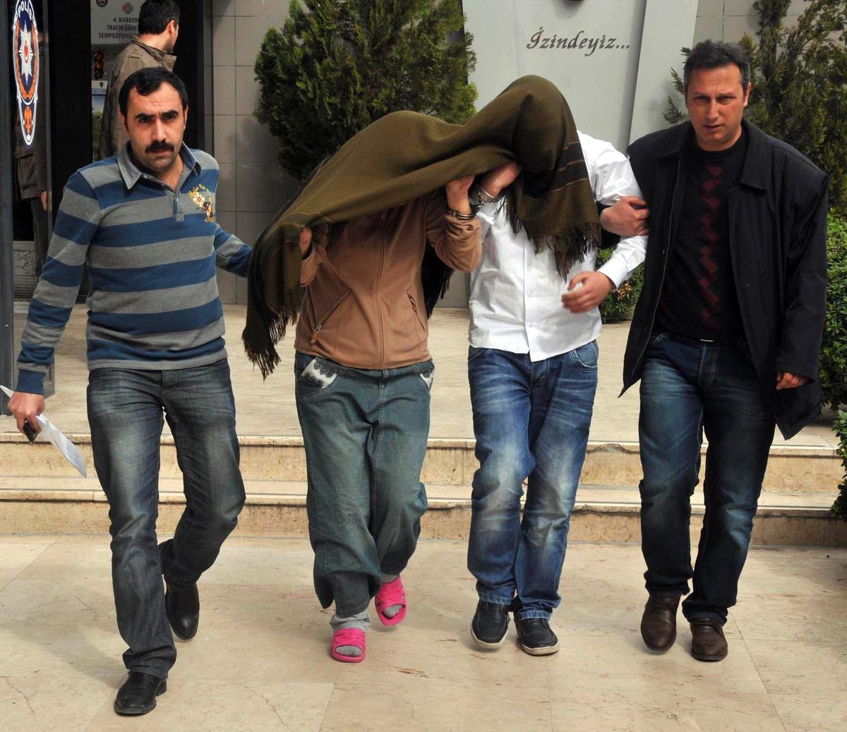 Sağlık Ocaklarından Çanta Çalan Çift Yakalandı