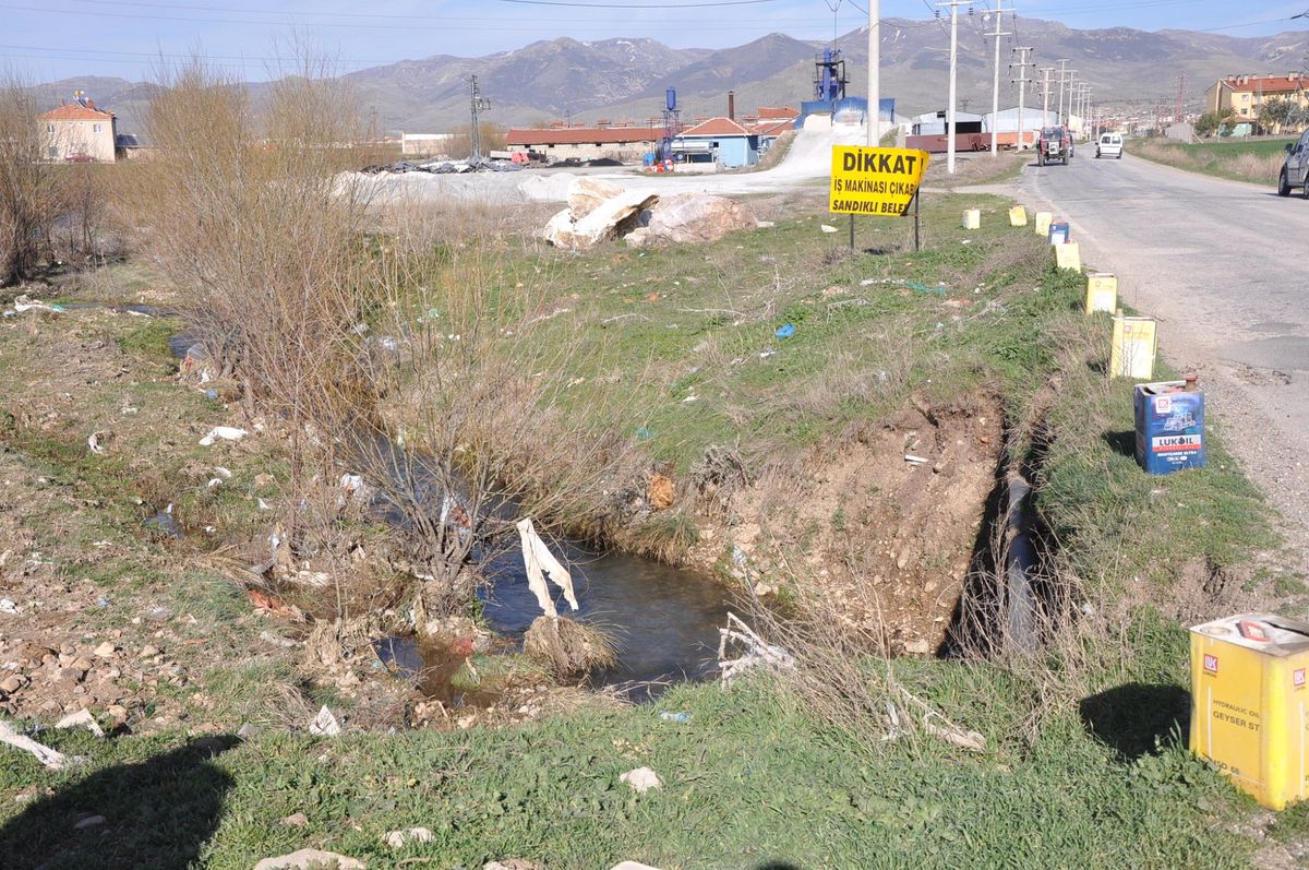 Sandıklı\'da Vatandaş Çözümü Yağ Tenekesinde Buldu