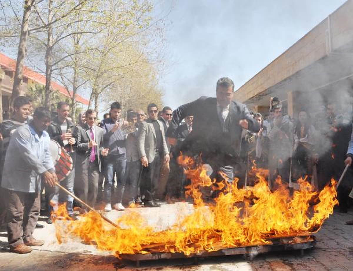 Şanlıurfa\'da Protokol Nevruz Ateşinin Üzerinden Atladı