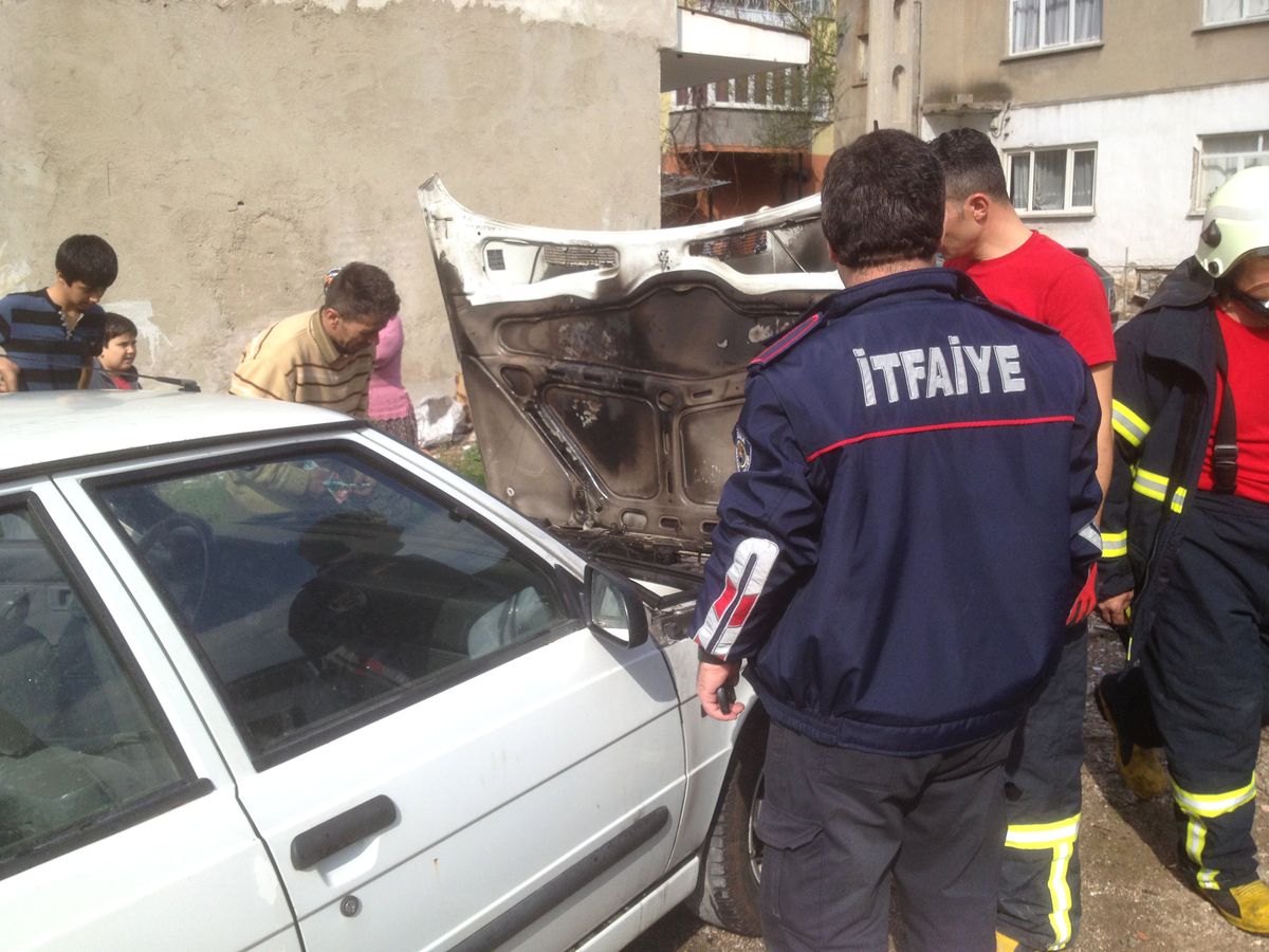 Soma\'da Otomobilde Çıkan Yangın Korkuttu