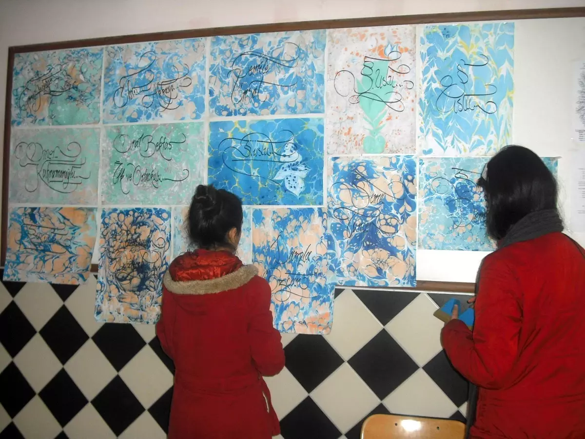 Sorgun\'da Öğrenci ve Veliler Ebru Sanatını Yapmayı Denedi