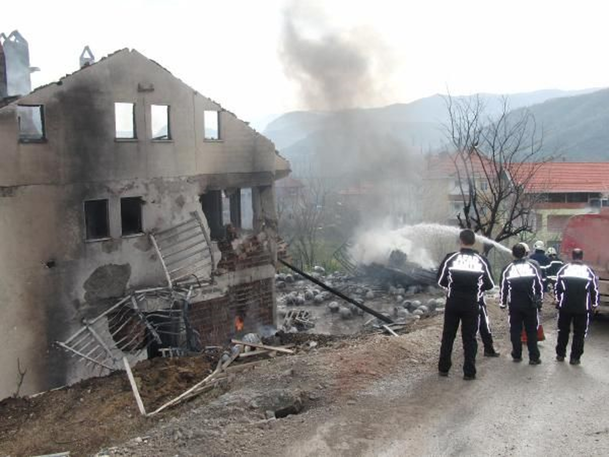 Tüp Yüklü Kamyon Apartmana Çarptı!