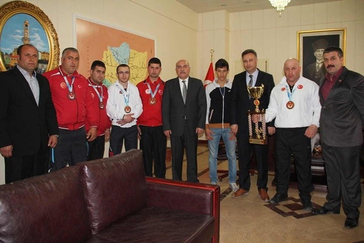 Türkiye Şampiyonu Olan Boksör ve Bilek Güreşi Sporcuları Vali İpek Tarafından Ödüllendirildi